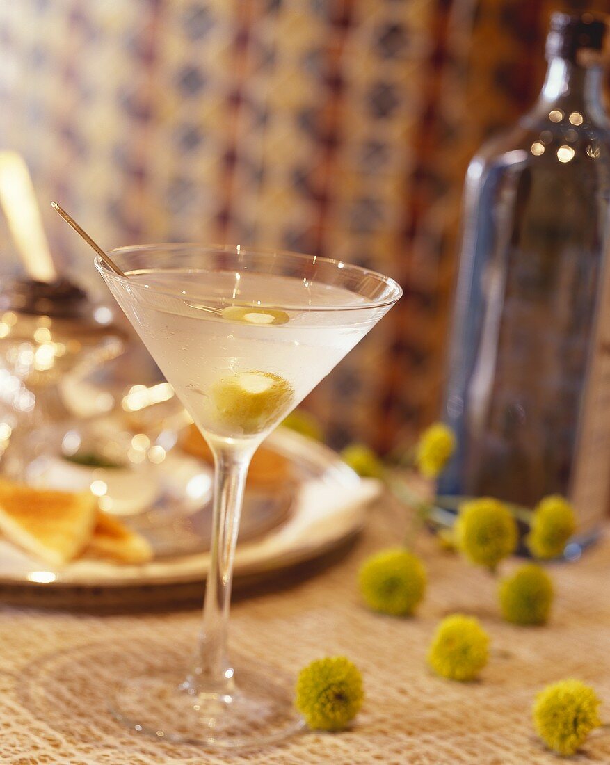Martini mit Kaviar im Hintergrund