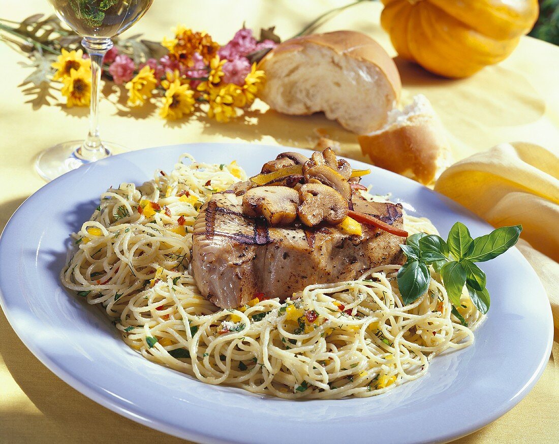 Gegrilltes Thunfischsteak auf Spaghetti