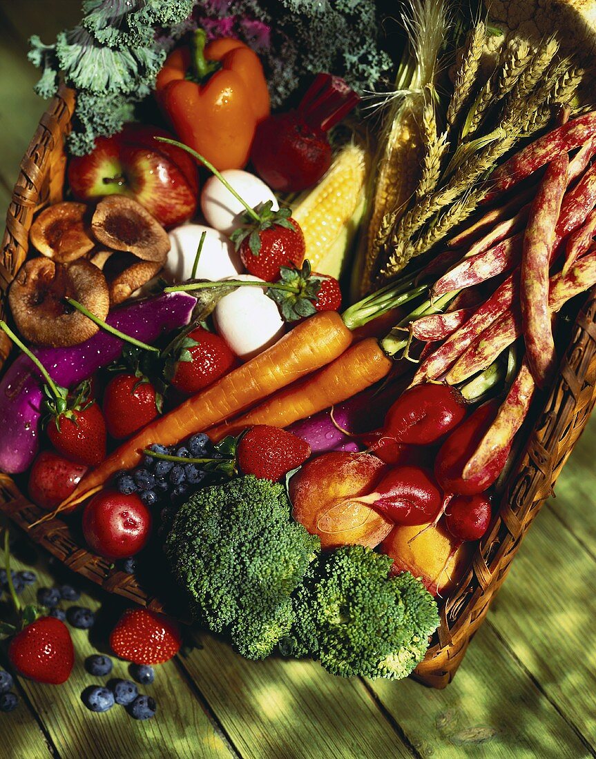 Stillleben mit Gemüse, Obst und Mais im Korb