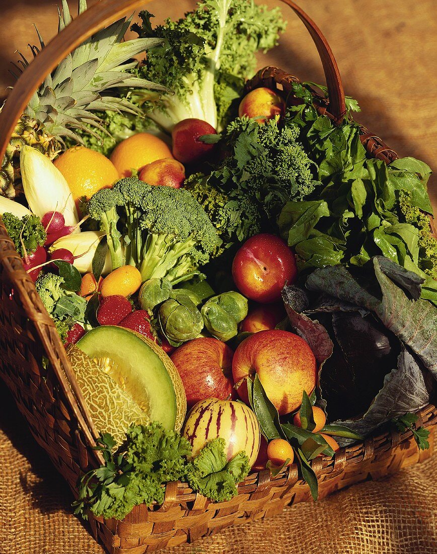Stillleben mit Gemüse und Obst im Korb
