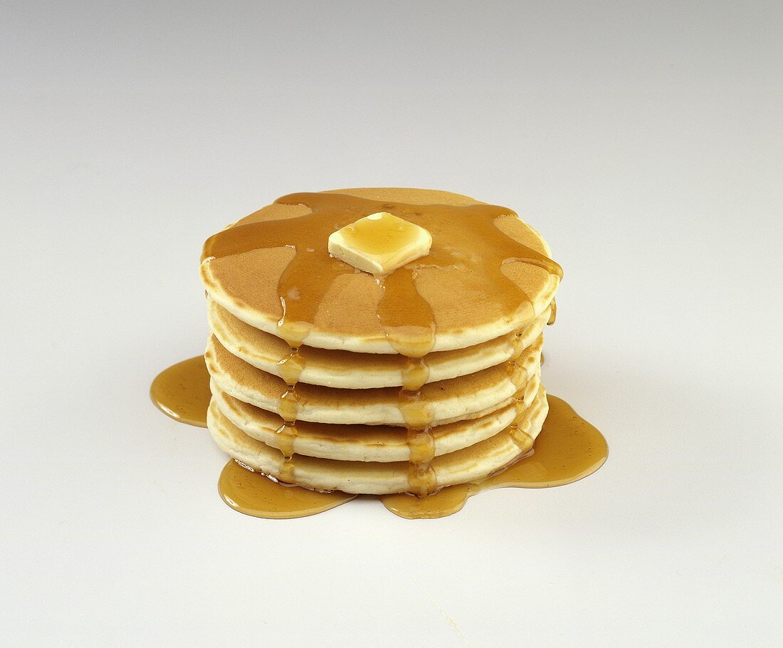 Pancakes mit Ahornsirup und Butter