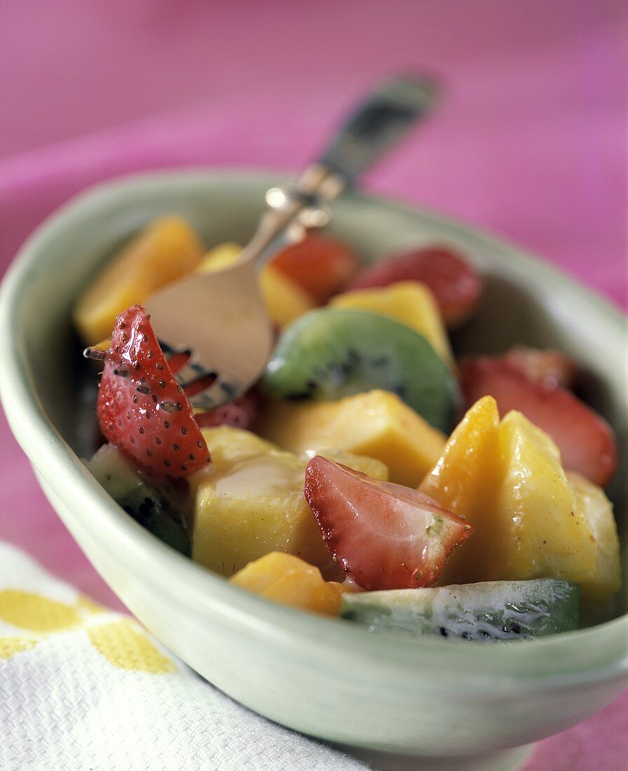 Bunter Obstsalat mit Erdbeeren und Kiwis