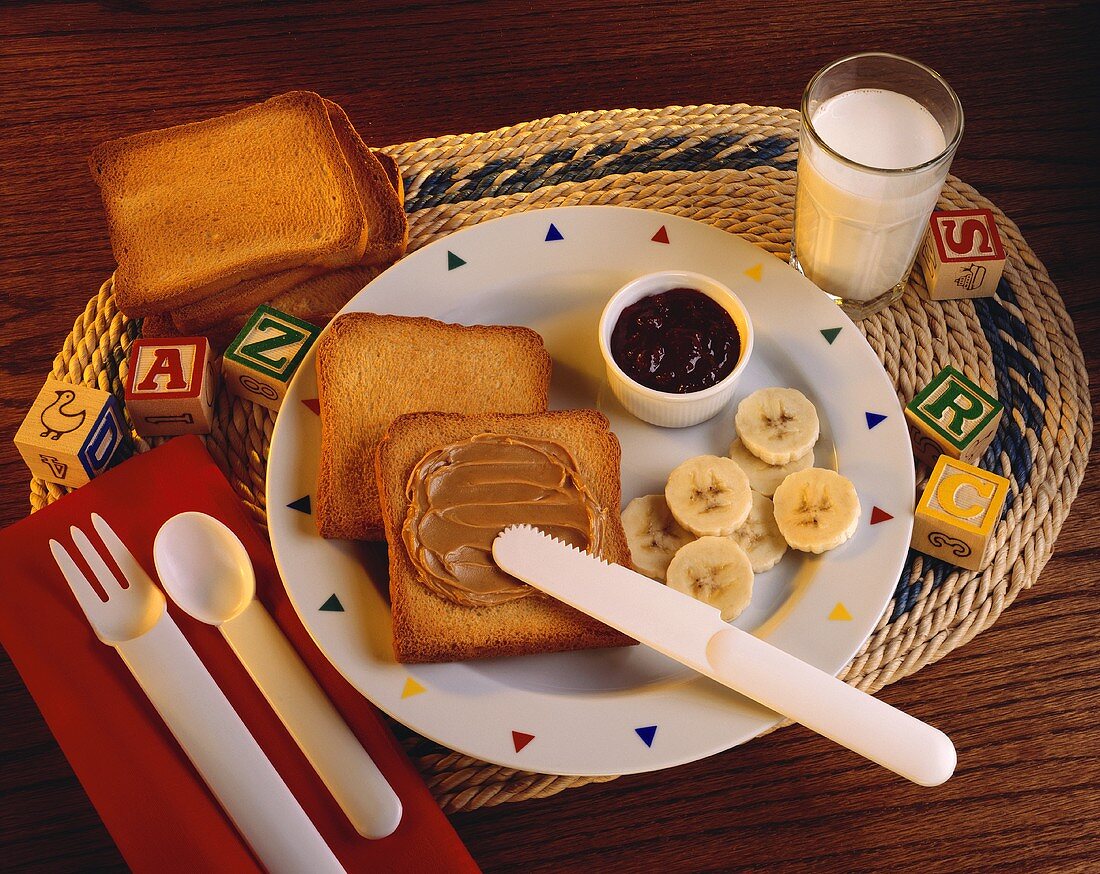 Toast mit Erdnussbutter & Bananenscheiben, dazu Milch