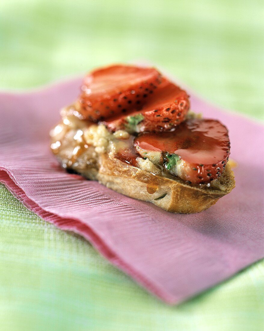 Belegtes Brot mit Erdbeeren und Honig