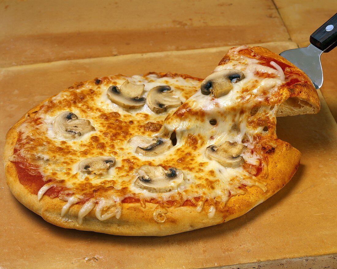 Pizza mit Pilzen & Käse, ein Stück auf Pizzaheber