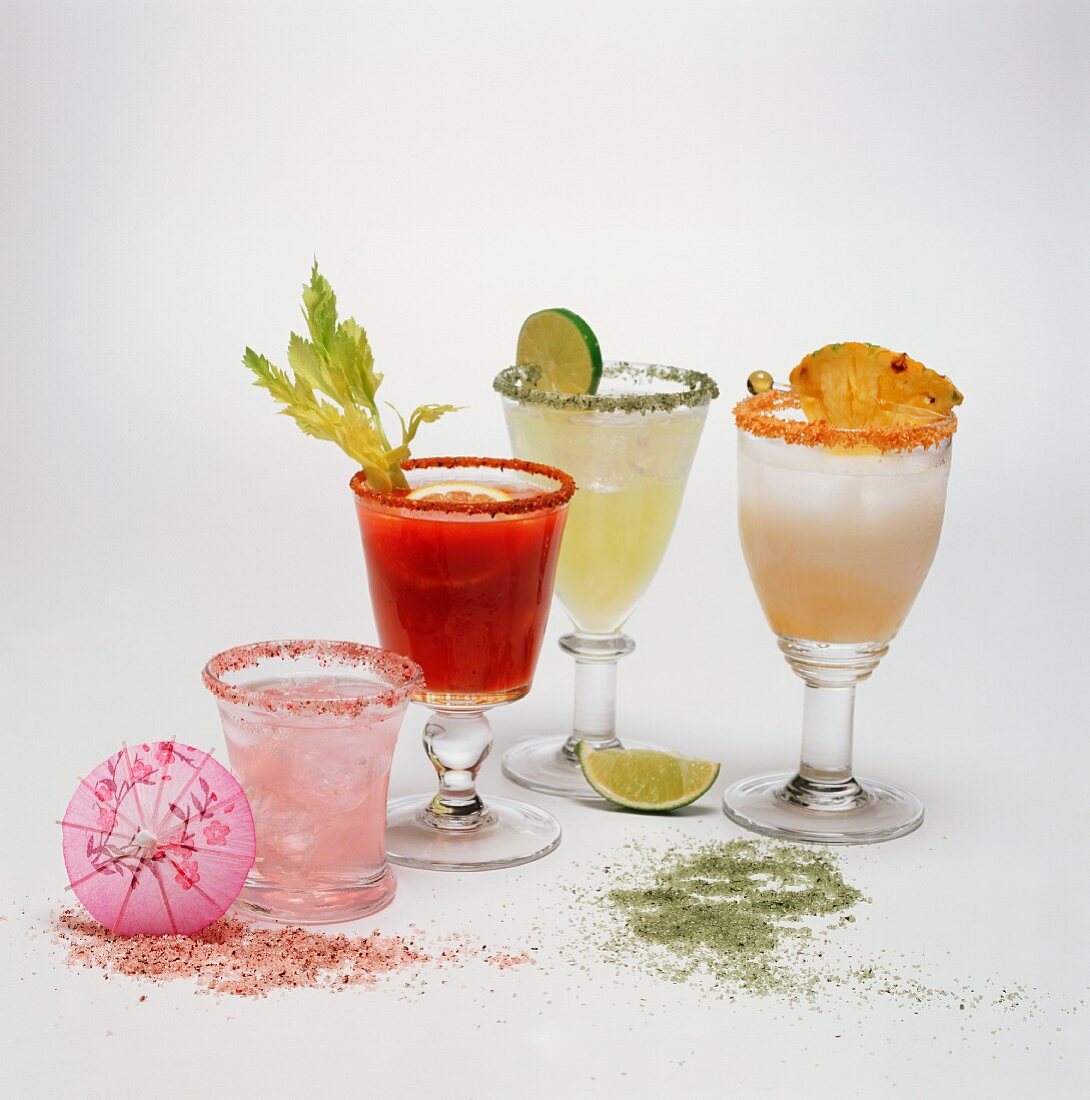 Verschiedene Cocktails in Gläsern mit Zuckerrand