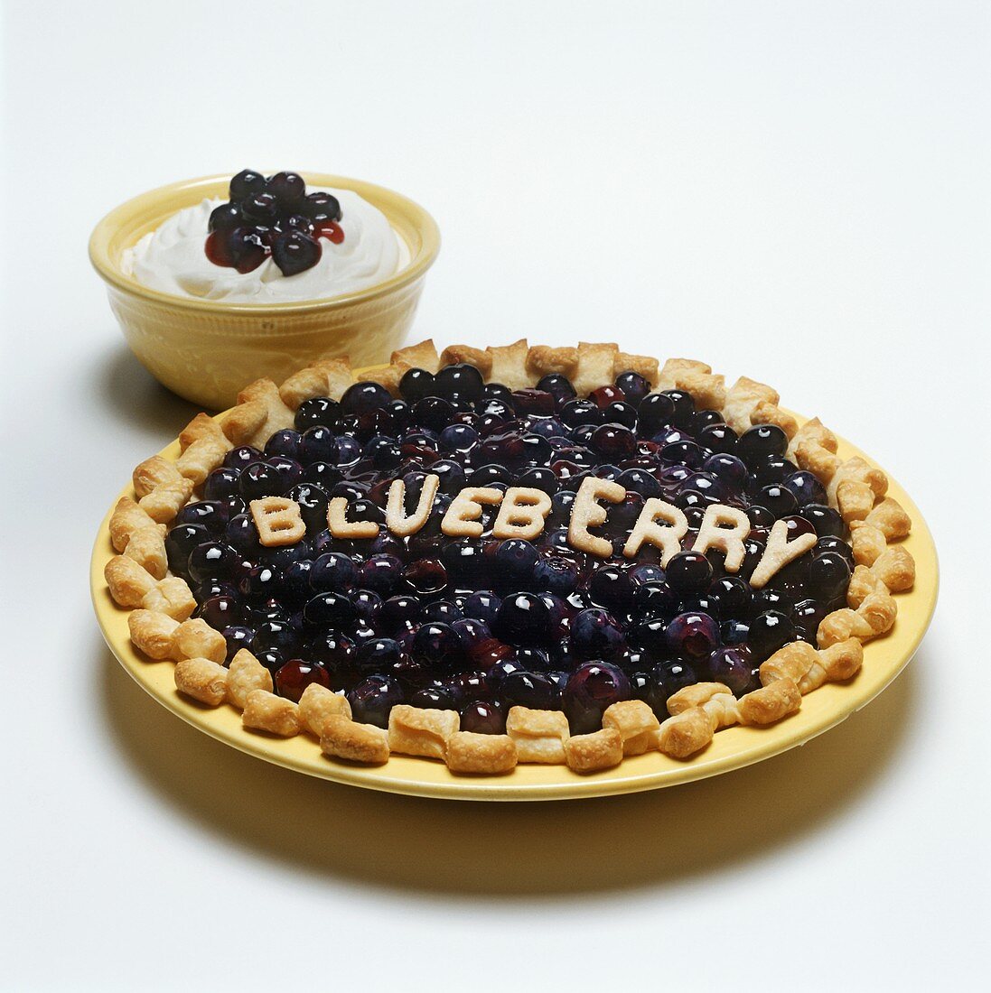Blueberry Pie, dazu Sahne im Schälchen