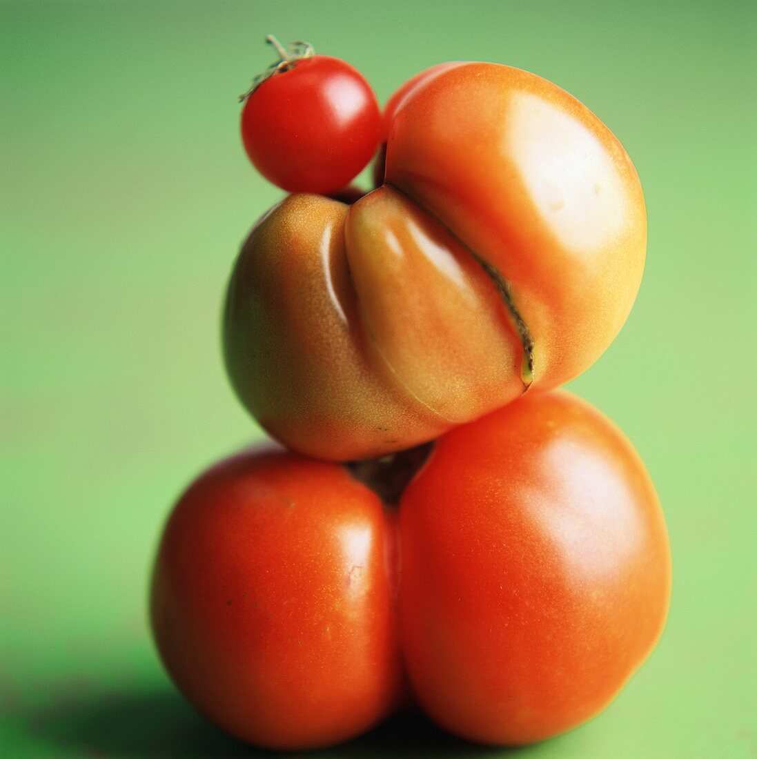 Drei Tomaten übereinander gestapelt