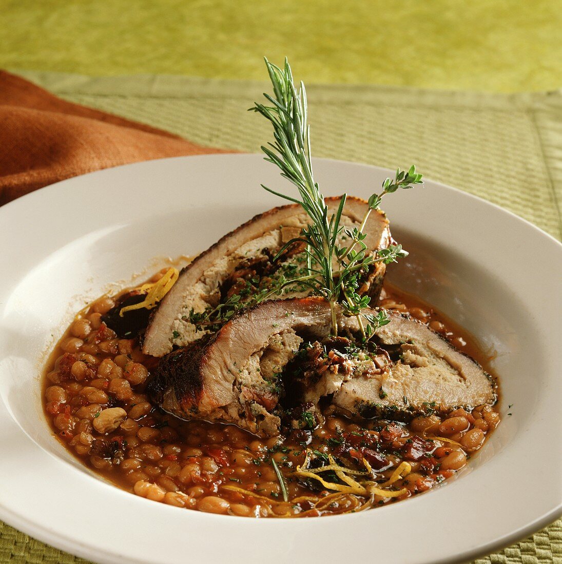 Gefüllte Schweinebrust auf Bohnengemüse