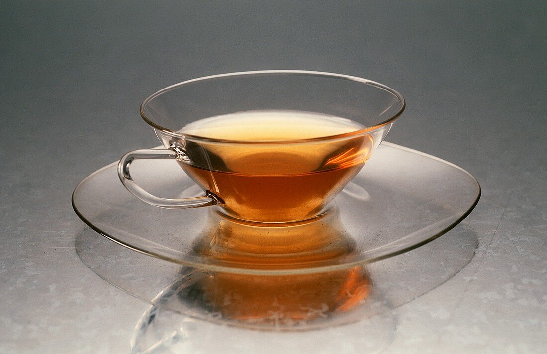Ein Glastasse mit Tee