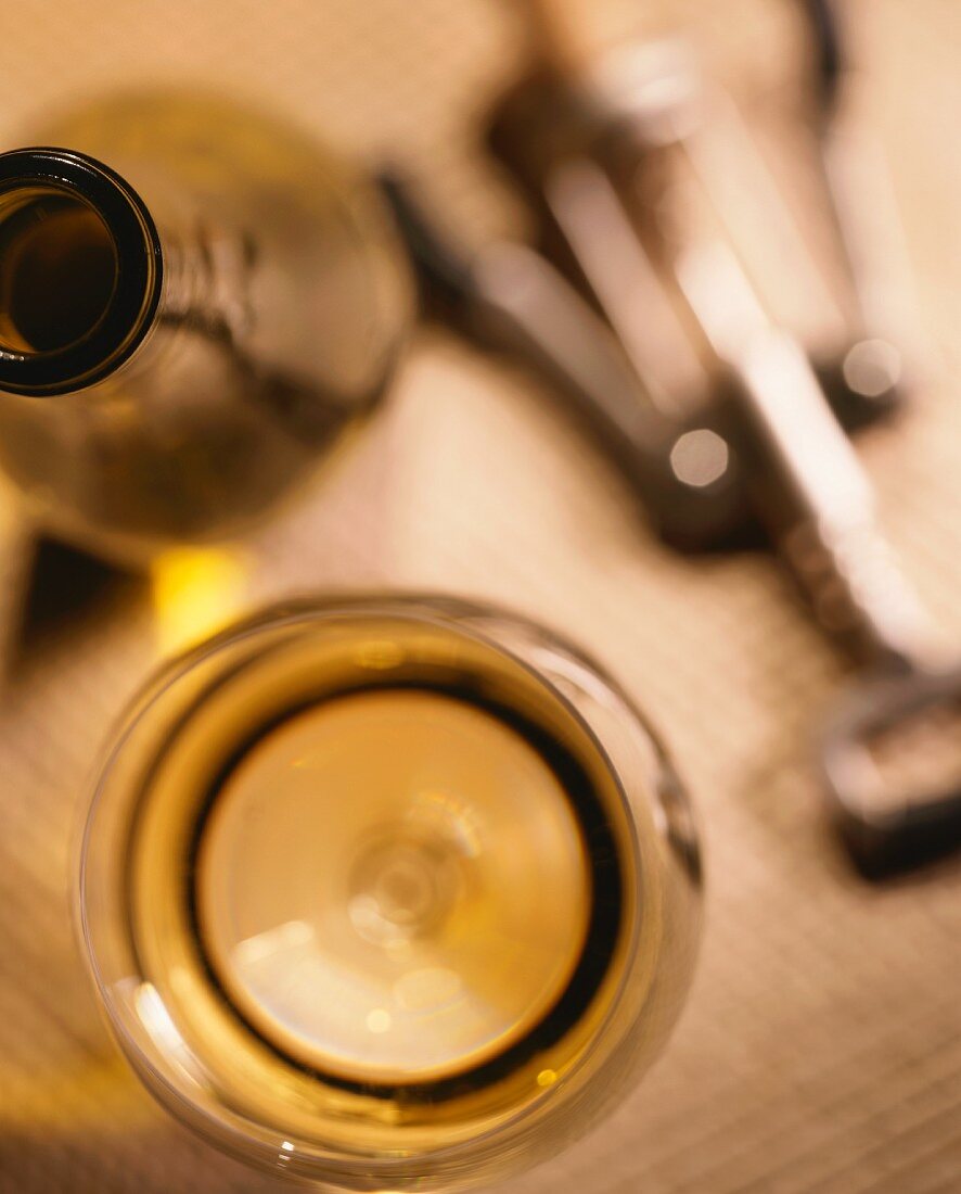 Weissweinglas, Weinflasche und Korkenzieher