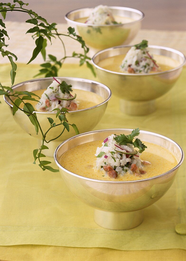 Currysuppe mit Ente in Silberschalen