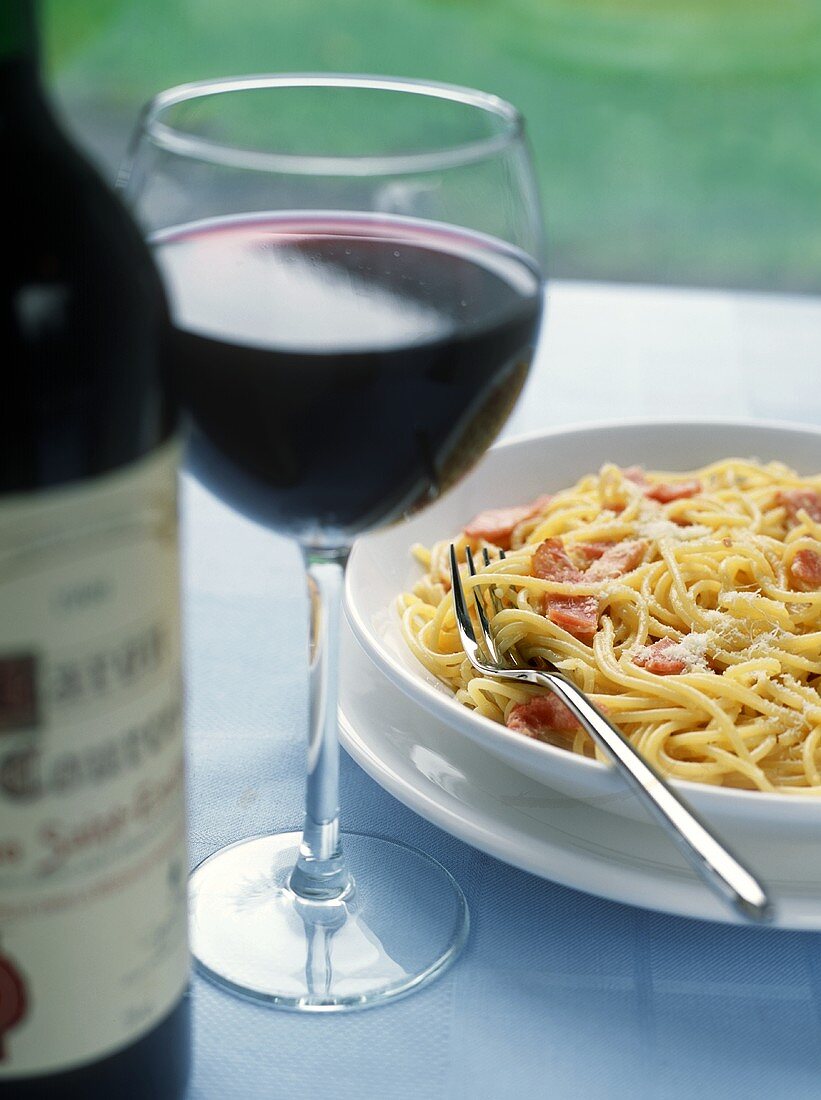 Spaghetti Carbonara mit Glas Rotwein