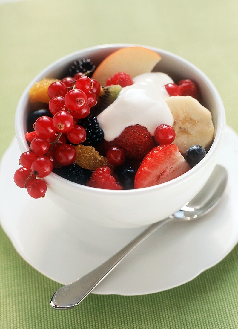 Gemischter Obstsalat mit Joghurt