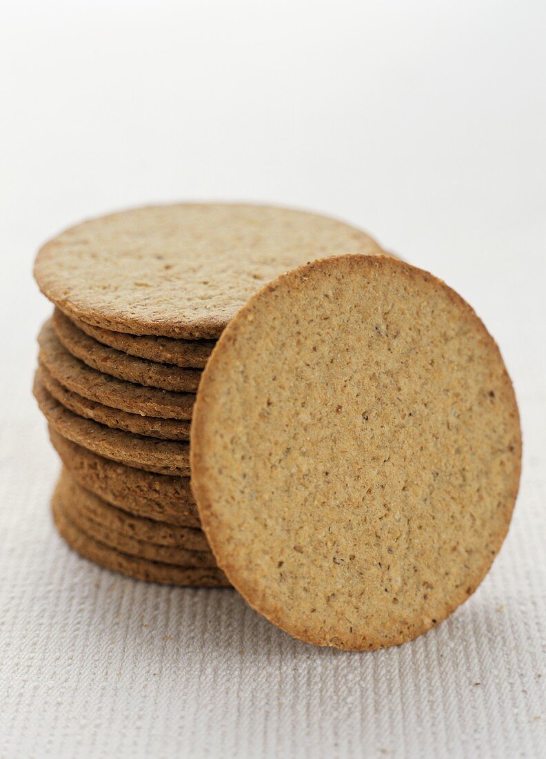 Ein Stapel Oatcake Crackers (Cracker aus Hafermehl)
