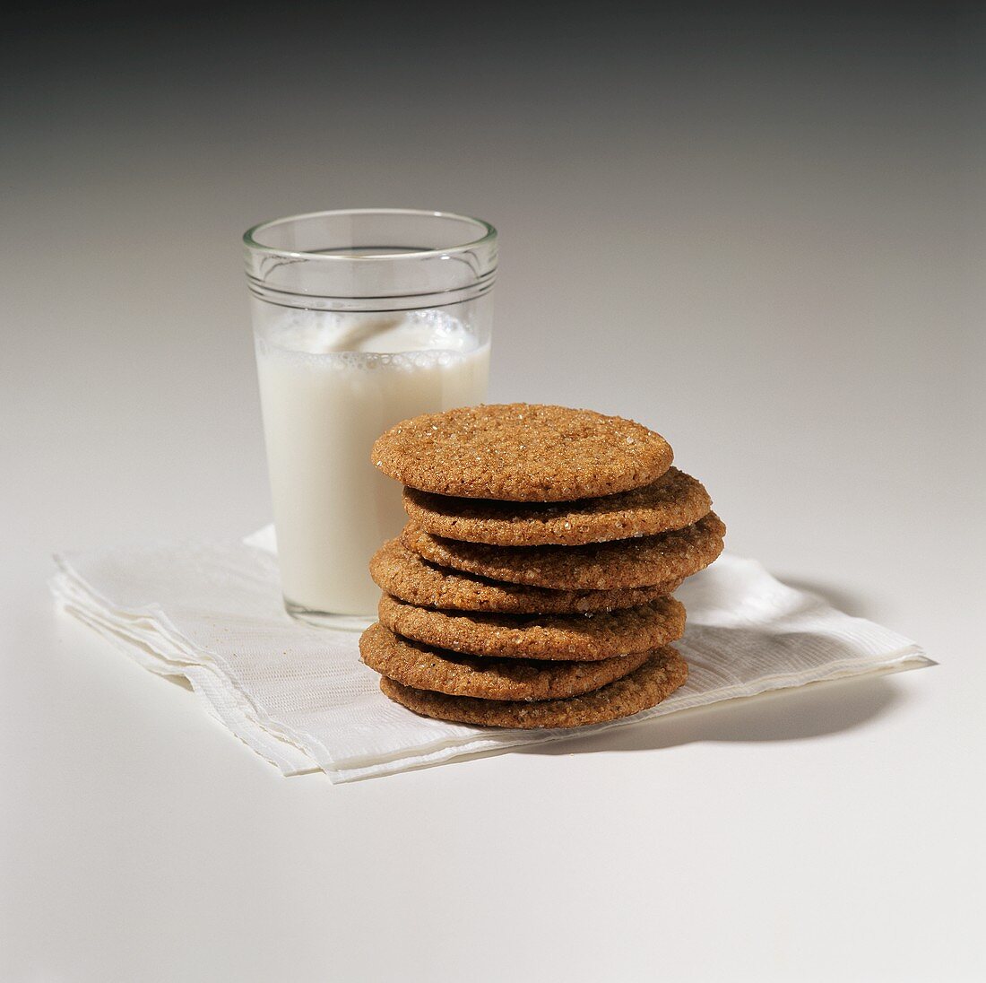 Ingwer-Melasse-Cookies und ein Glas Milch