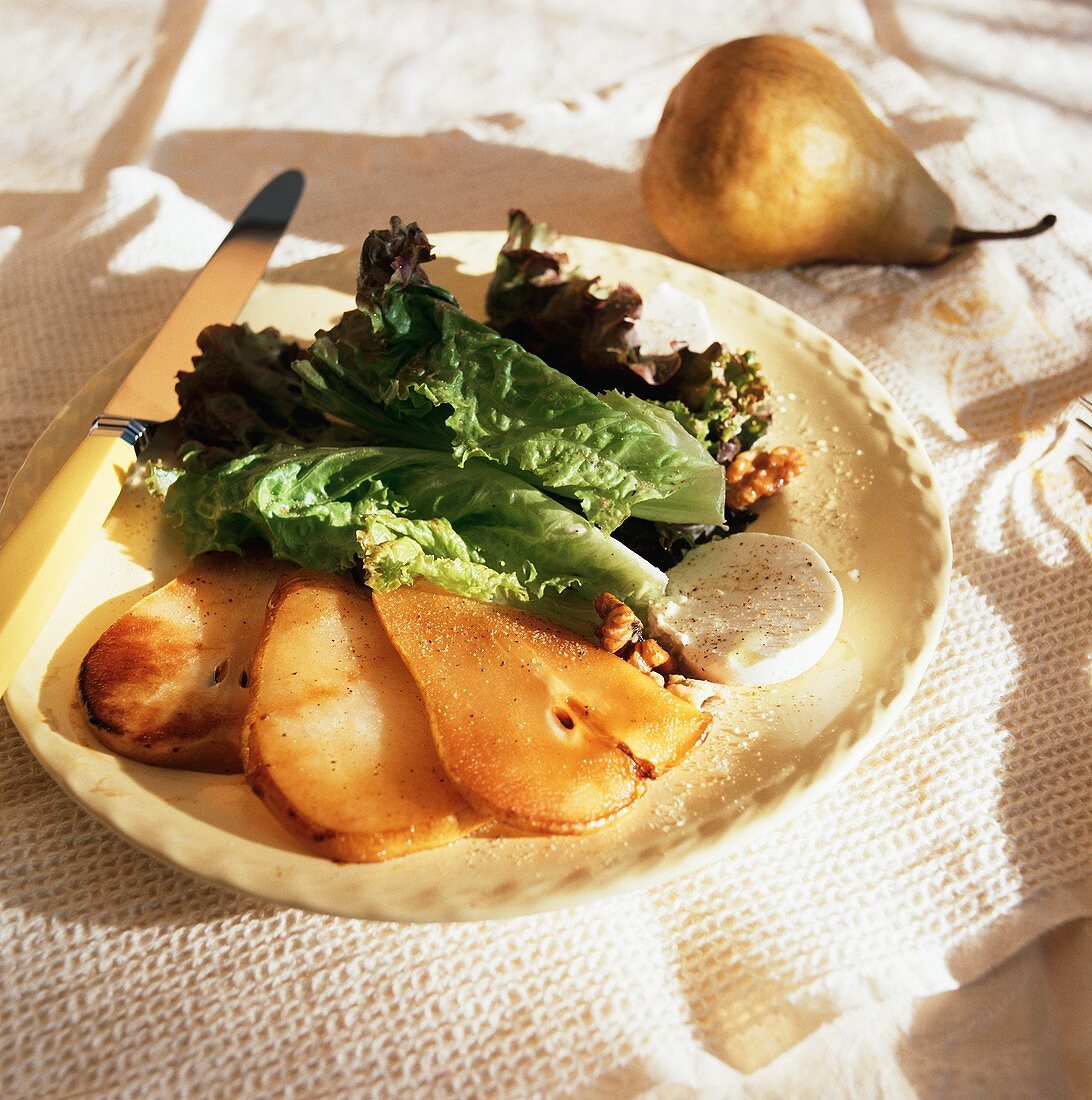 Gebratene Birnenscheiben mit Ziegenkäse und Blattsalat