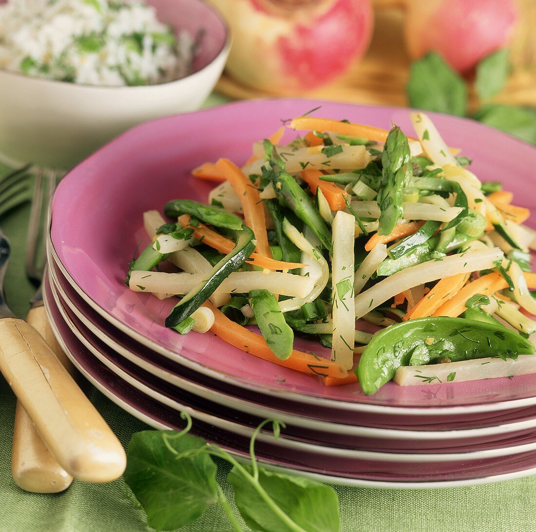 Gemüsesalat mit Rübchen, grünem Spargel und Zuckerschoten