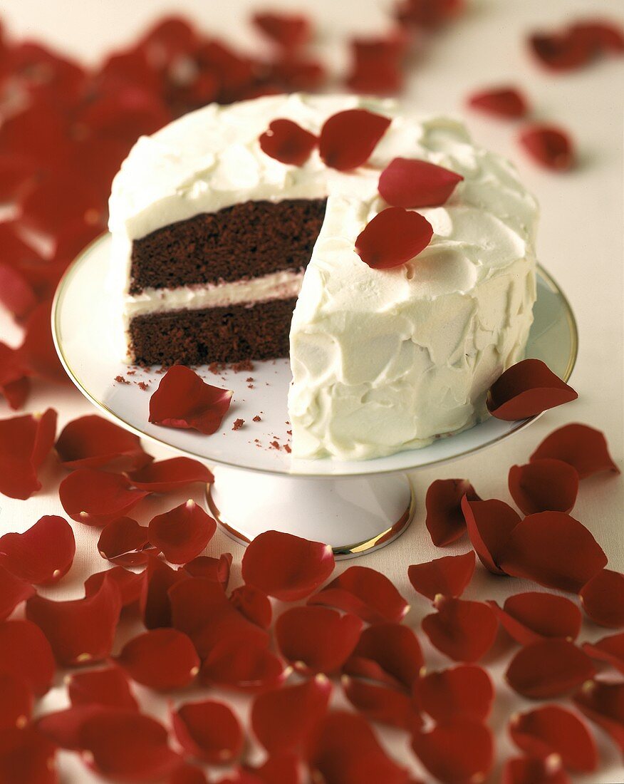 Red Velvet Cake mit roten Rosenblättern