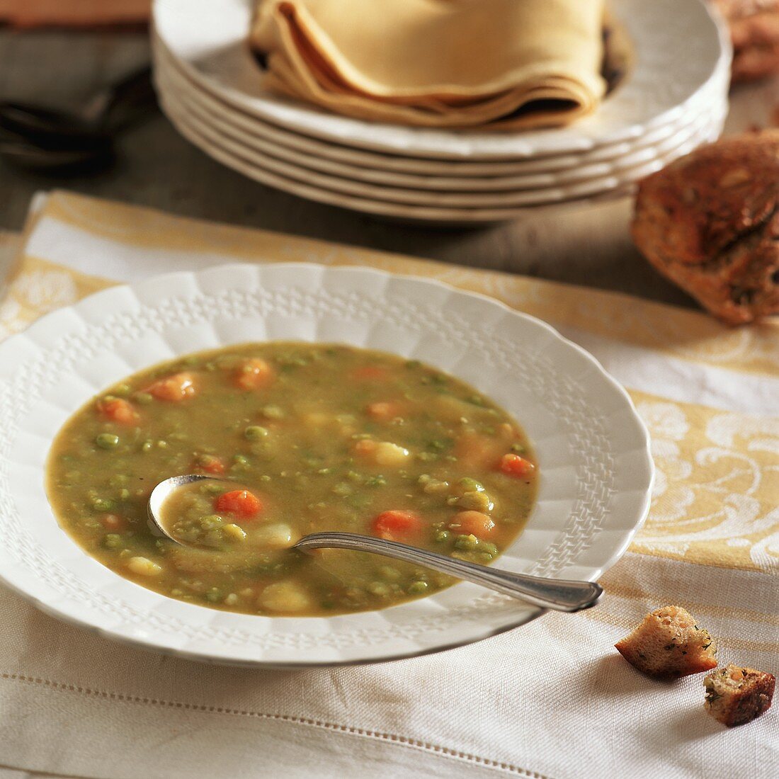 Ein Teller Schälerbsensuppe