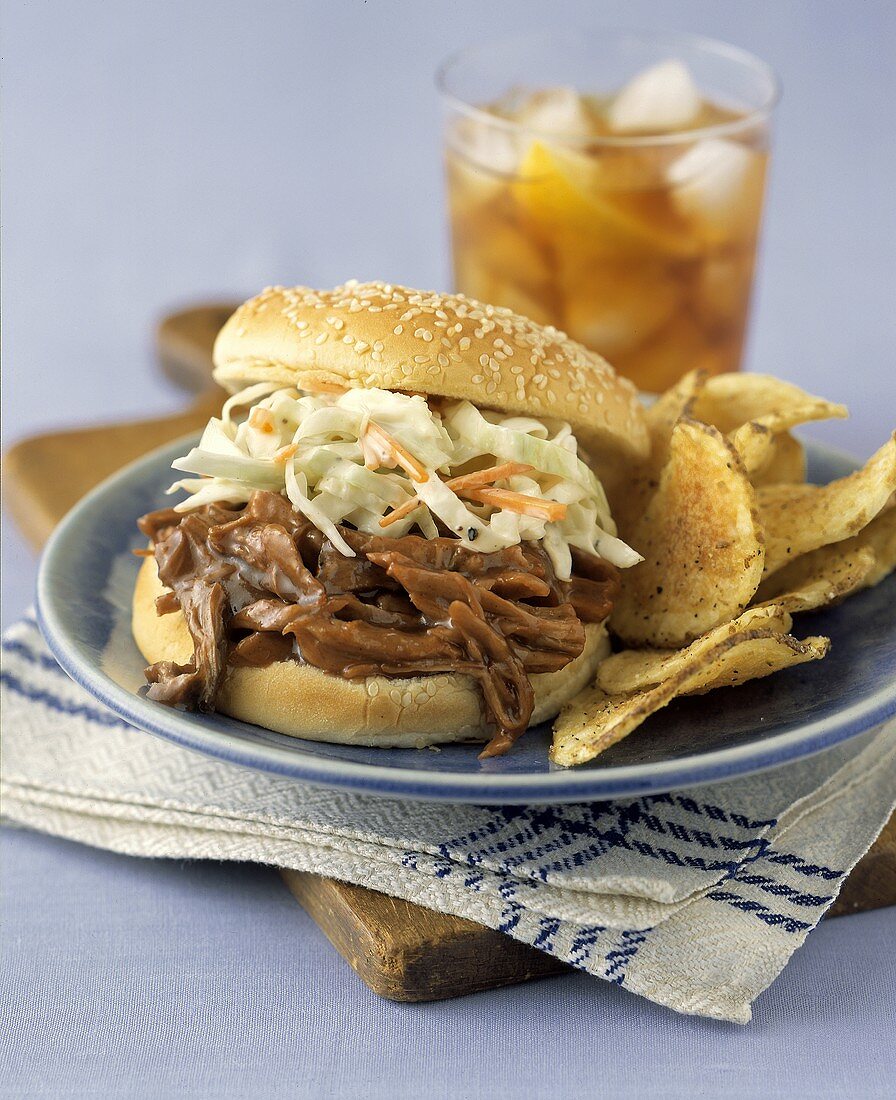 Burger mit Rindfleisch und Coleslaw; Chips; Eistee