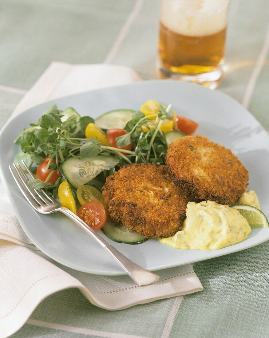 Crabmeat-Bratlinge mit Salat und Kartoffelpüree