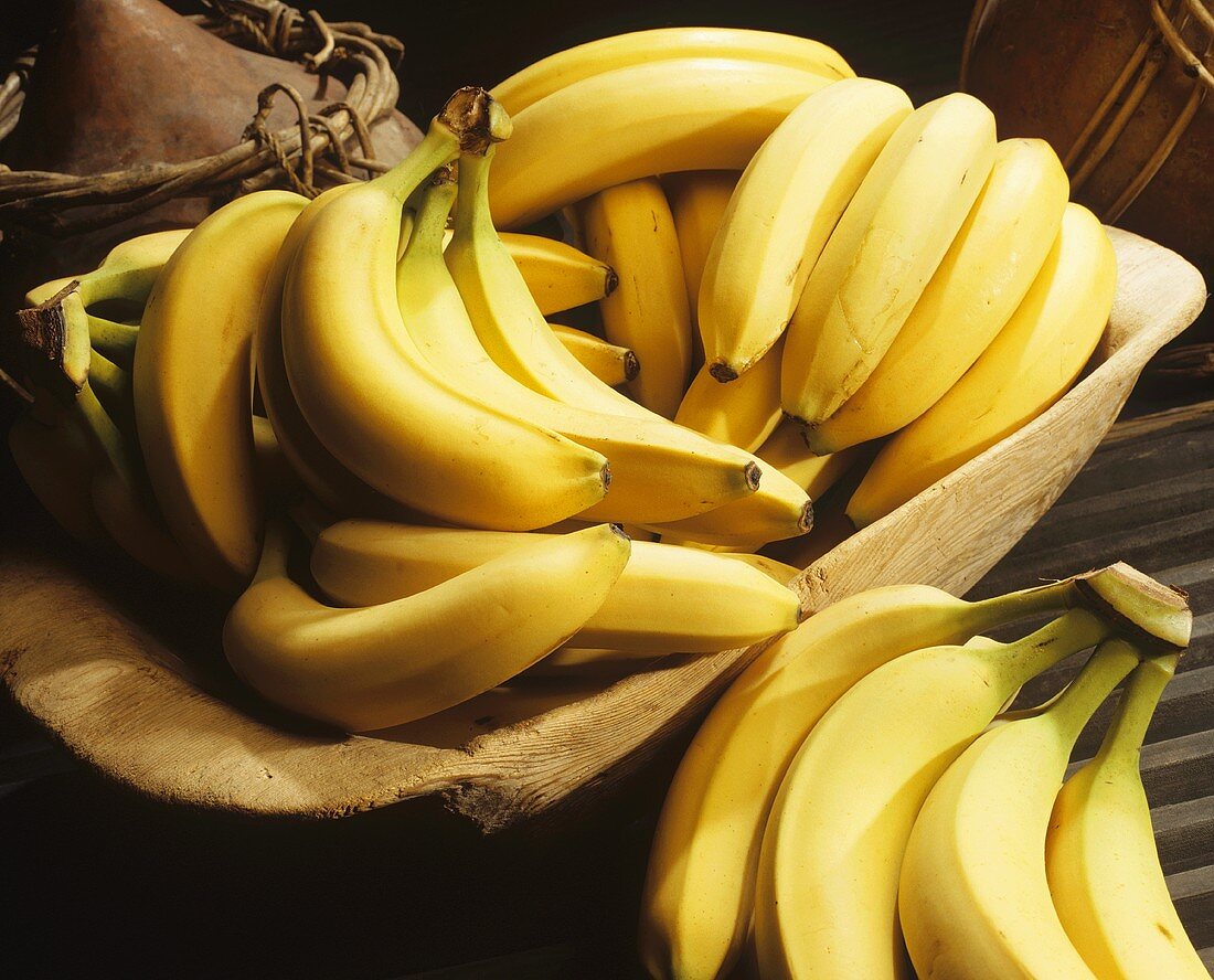 Frische Bananen in der Holzschale