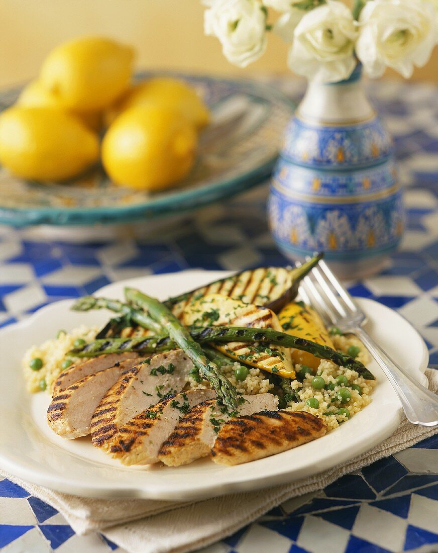 Gegrillte Hühnerbrust in Scheiben mit Grillgemüse