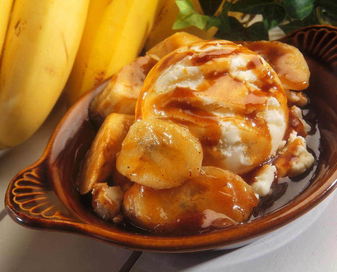 Vanilla ice cream with caramelised bananas