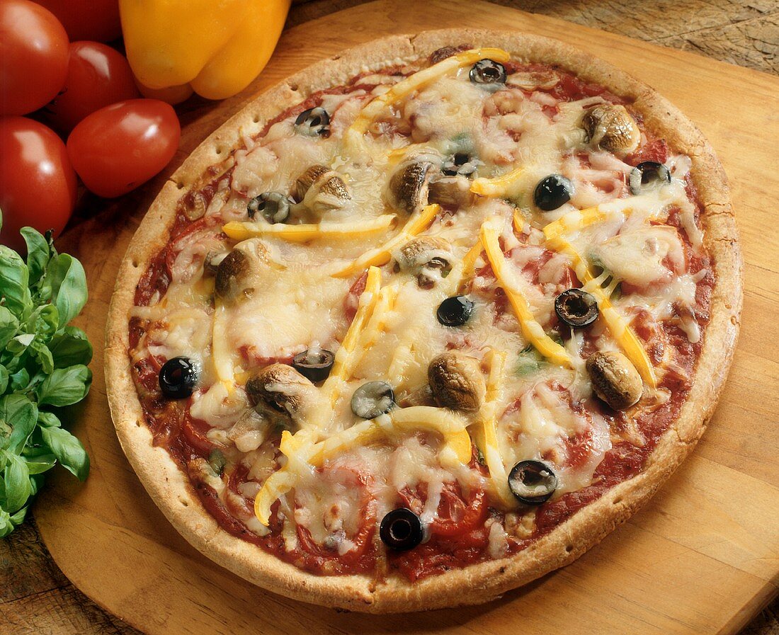 Gemüsepizza mit Pilzen, Oliven und Paprika