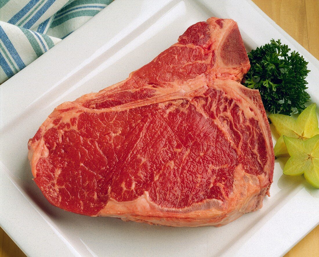 T-Bone Steak auf weißem Teller