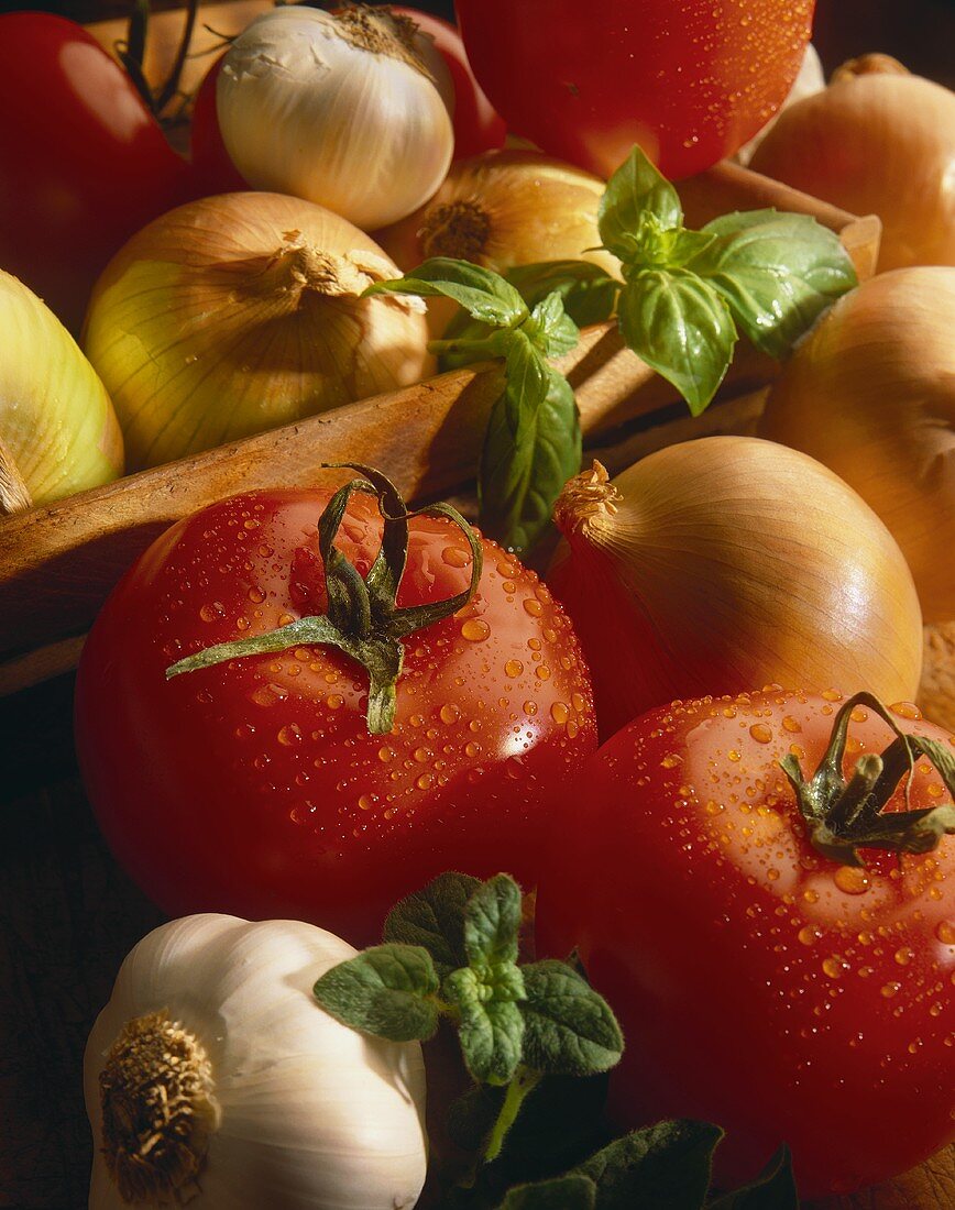 Gemüsestillleben mit Tomaten, Zwiebeln und Knoblauch
