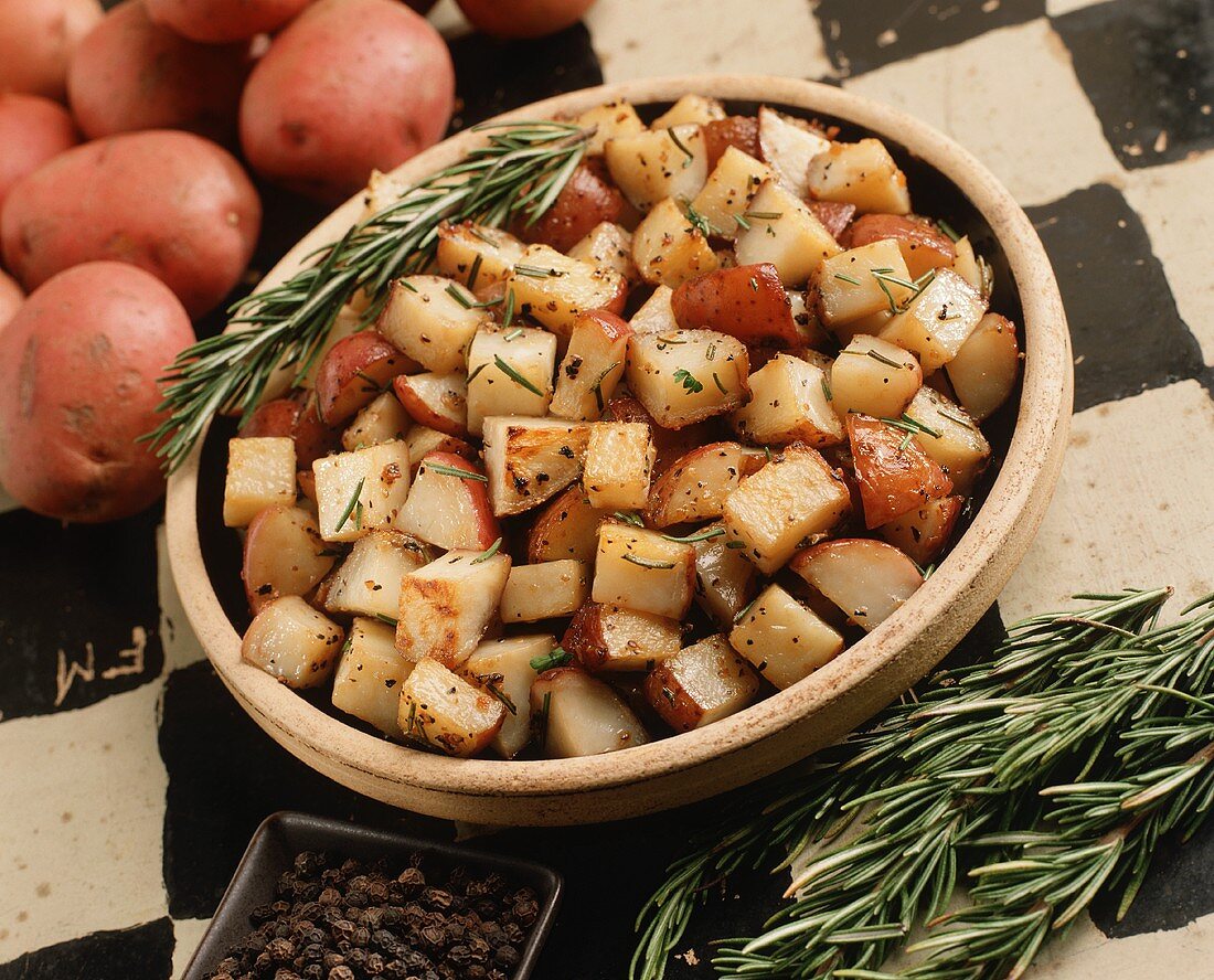 Gebratene Kartoffelwürfel mit Rosmarin und Knoblauch