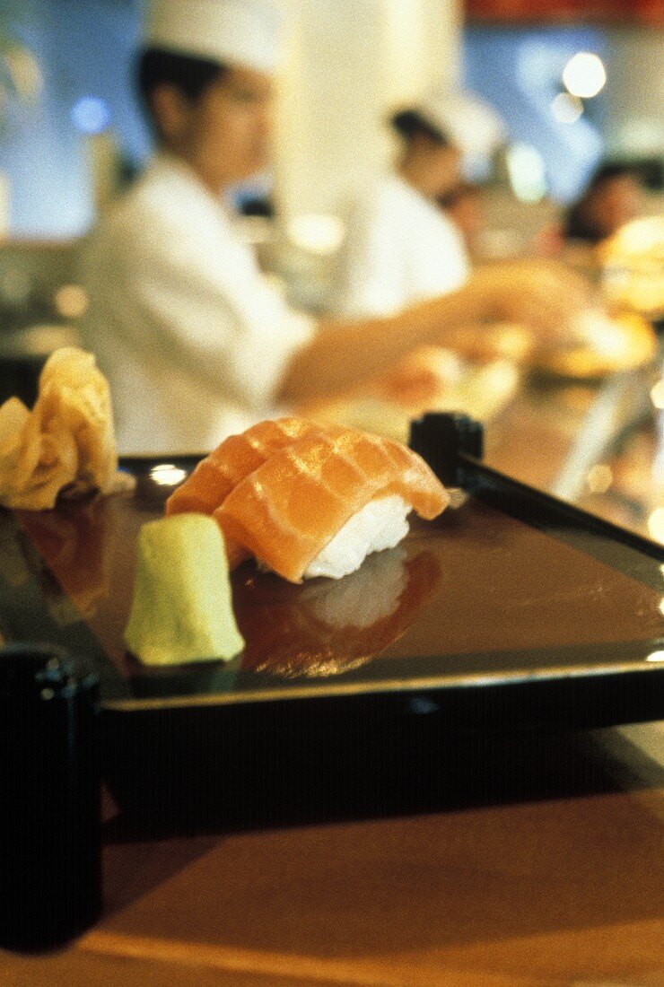 Lachssushi auf Platte in japanischem Restaurant