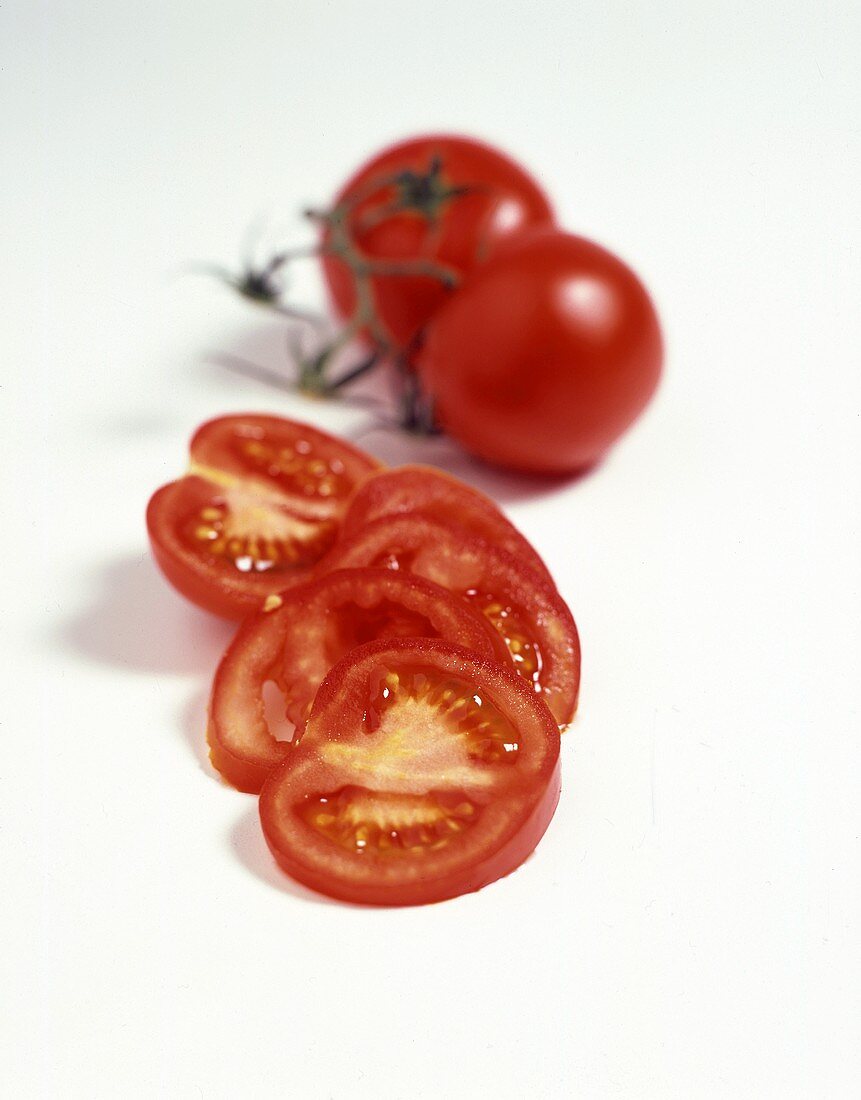Tomatenscheiben und Strauchtomaten