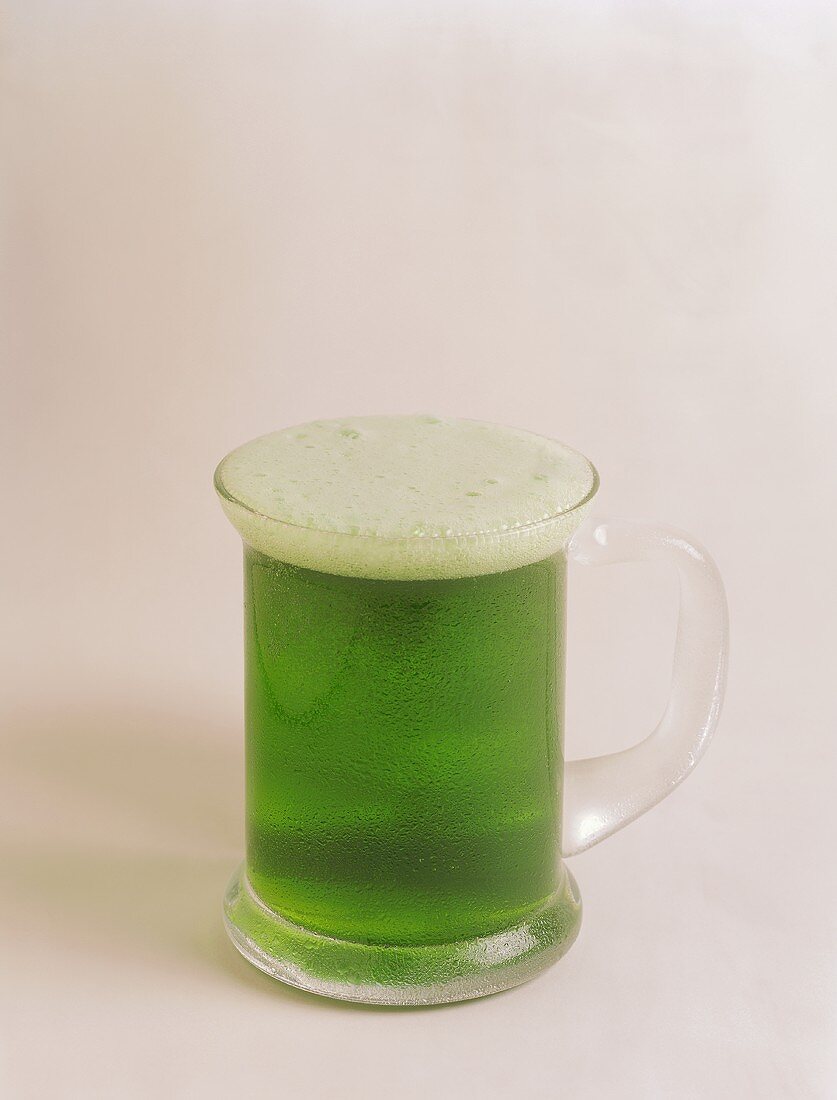 Grünes Bier im Glas (Irland)