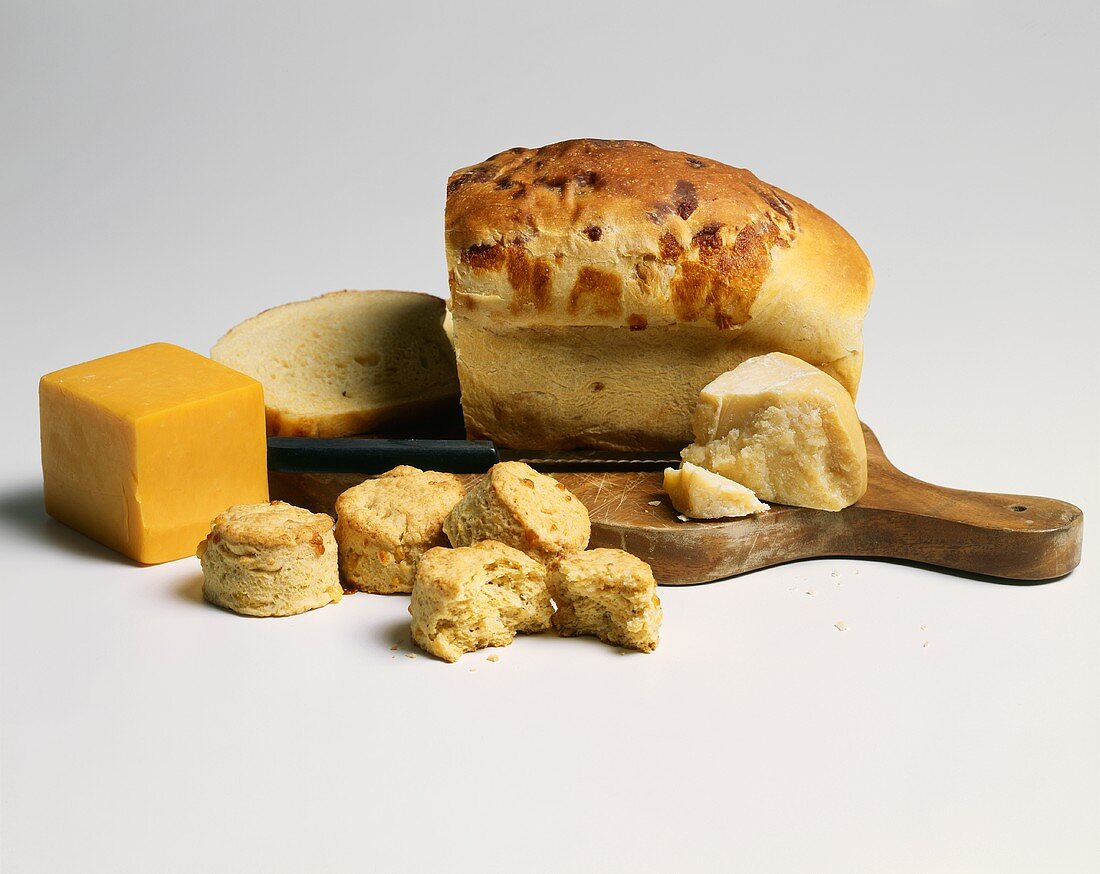 Käsebrot und -kekse mit einem Käselaib