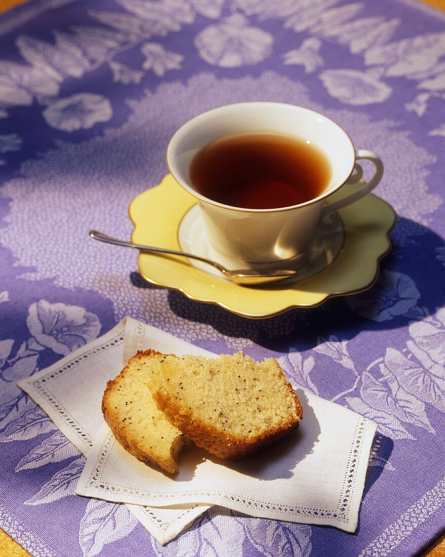 Teetasse und Mohnkuchen