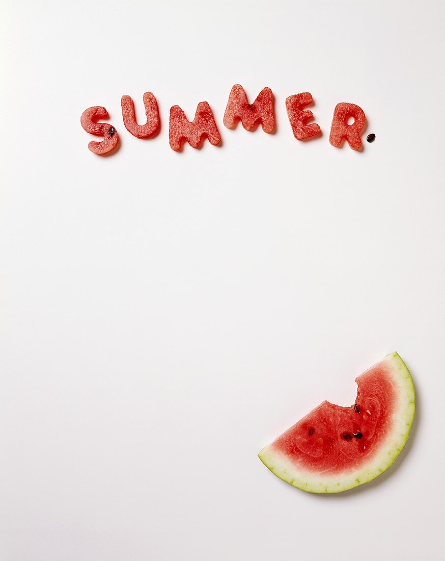 Ausgeschnittene Buchstaben aus Wassermelonen 'Summer'