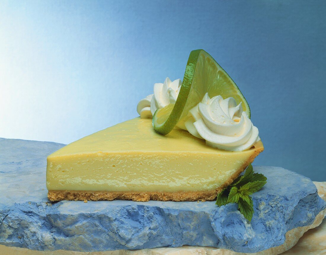 Ein Stück Key Lime Pie auf Schieferplatte