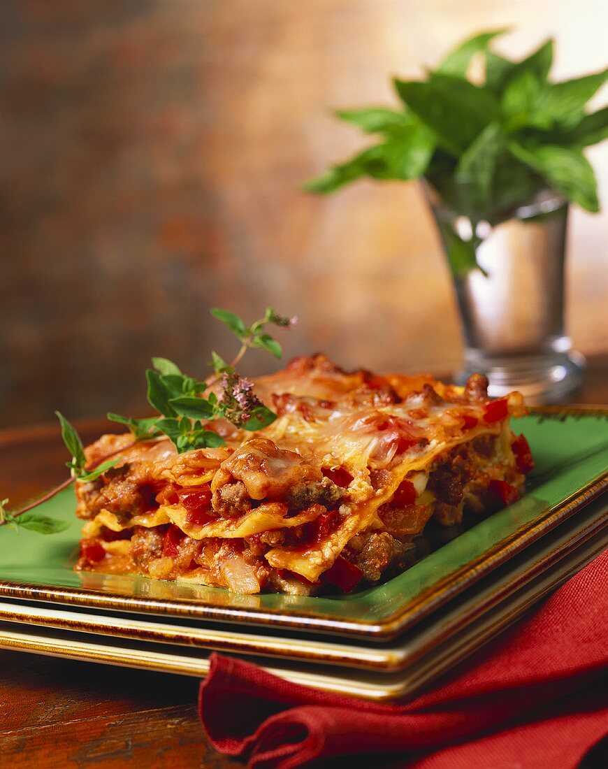 Ein Stück Lasagne mit Hackfleisch