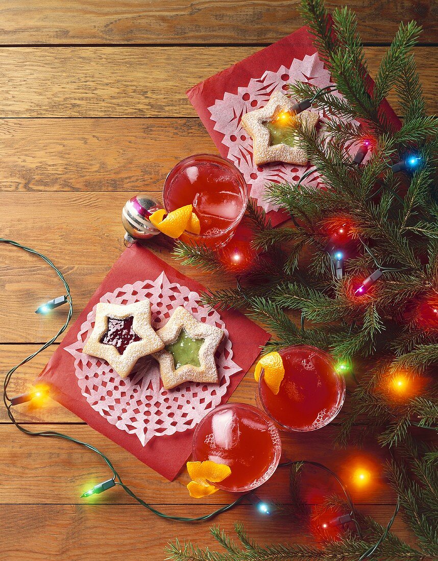 Weihnachtsplätzchen und Getränke unter Tannenbaum