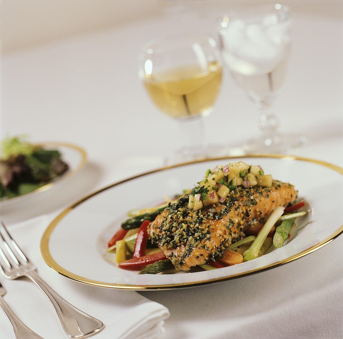 Lachsfilet mit Kräuterkruste auf Gemüse