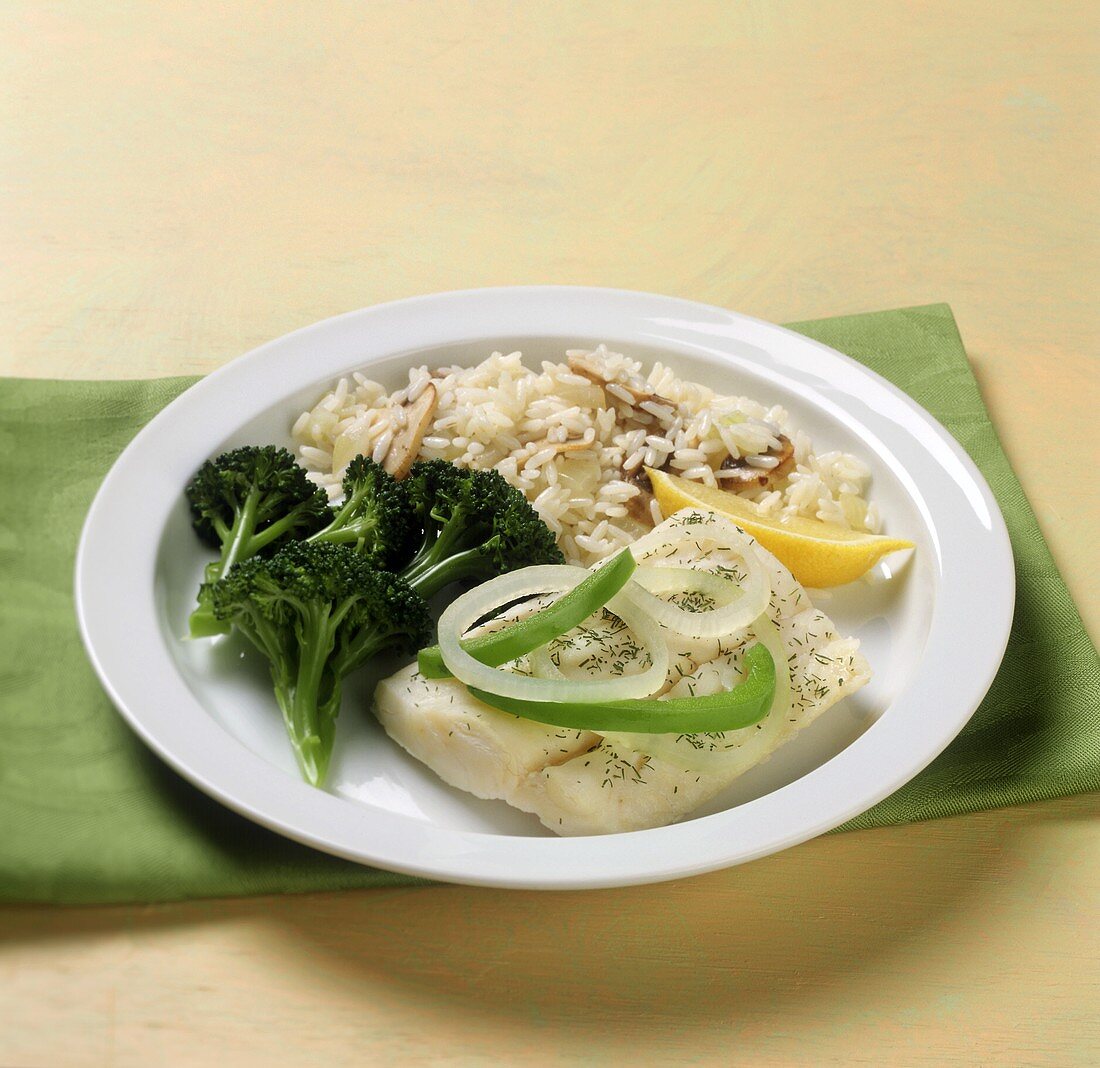 Pochierter Kabeljau mit Dill, Reis und Brokkoli