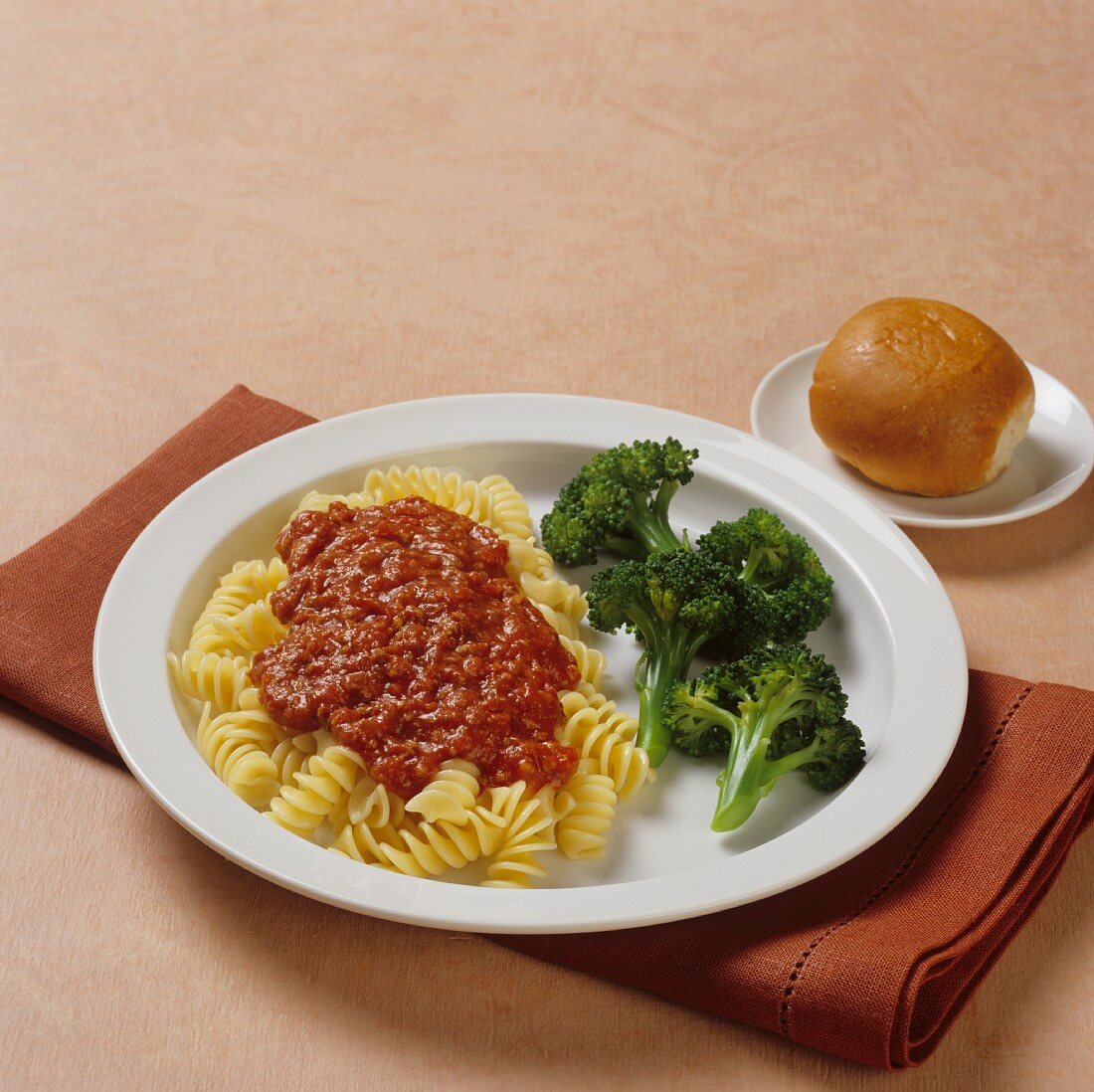 Rotini mit Tomatensauce und Brokkolibeilage, Brötchen