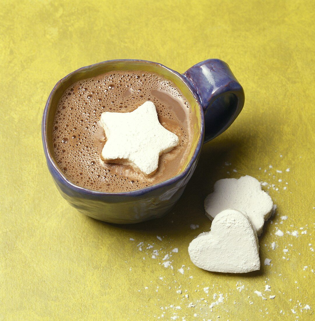 Heiße Schokolade mit ausgestochenen Marshmallows