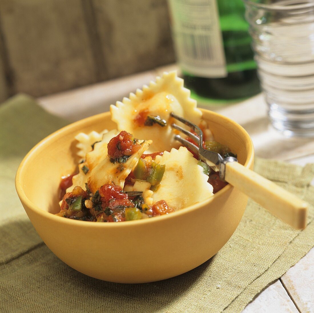 Ravioli mit Paprikasauce im Schälchen