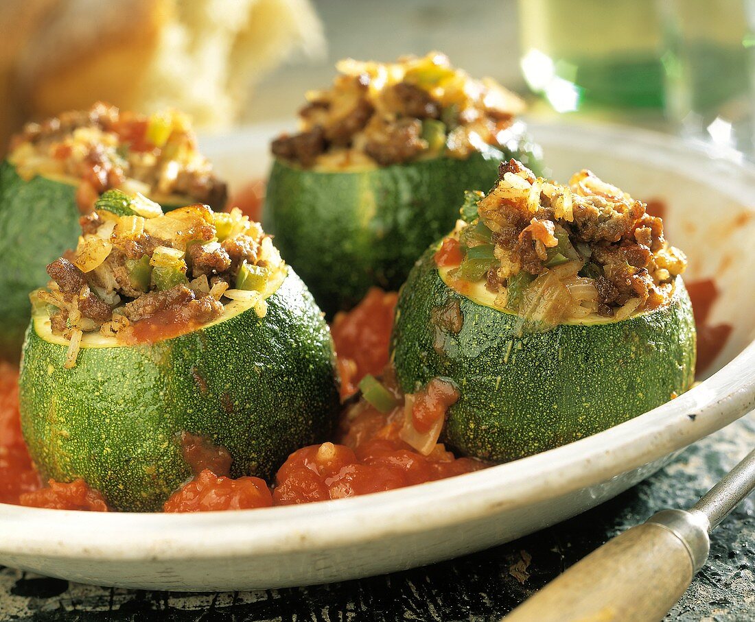 Zucchini mit Hackfleisch-Reis-Füllung in Tomatensauce