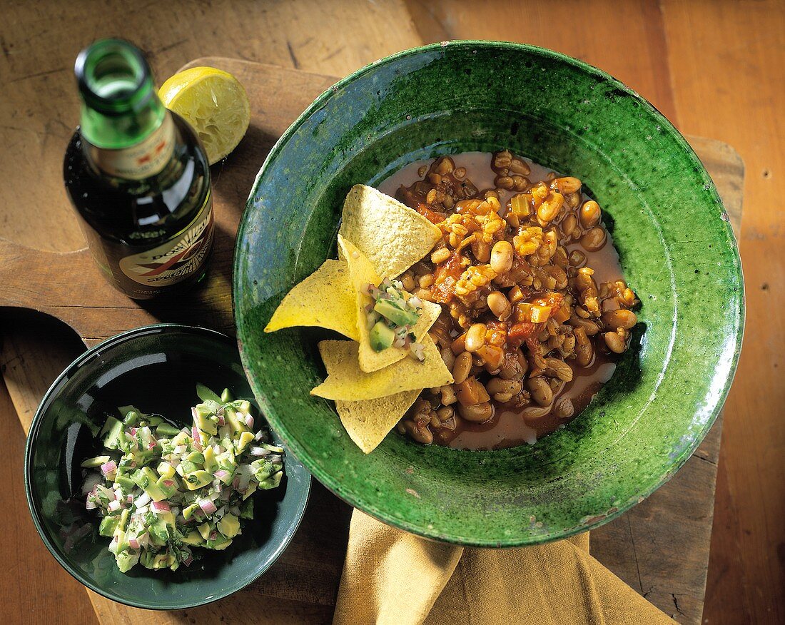 Bohnen-Gersten-Chili mit Tortillachips und Avocadosalsa