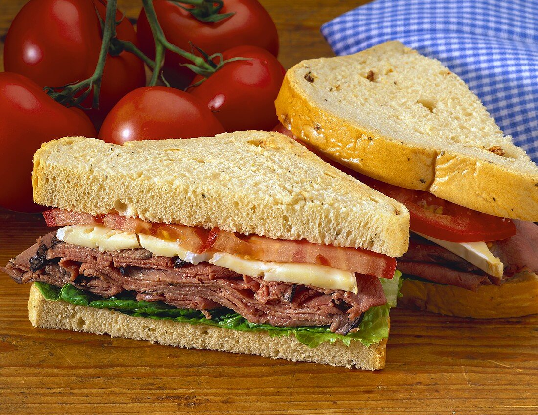 Sandwiches mit Roastbeef und Brie